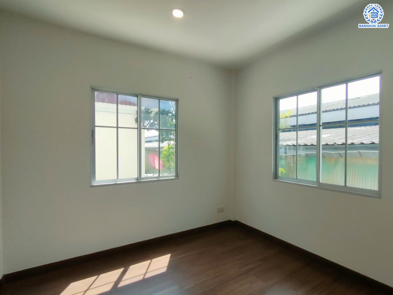 บ้านมือสองตกแต่งใหม่ แบรนด์ Property Perfect ม.เดอะวิลล่า ราชพฤกษ์-ท่าอิฐ หลังมุม เนื้อที่ 25.4 ตร.ว. ฟังก์ชัน 4 ห้องนอน 2 ห้องน้ำ 1 ที่จอดรถ บนทำเลเชื่อมต่อทั้งถ.รัตนาธิเบศร์ และถ.ราชพฤกษ์ และเพียง 10 นาทีถึงรถไฟฟ้า "สถานีบางรักน้อยท่าอิฐ"